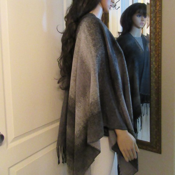 New Reversible Cape Beautiful with Bottom fringe - Picture 10 of 10